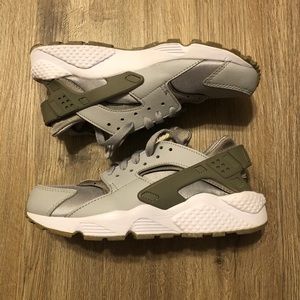 Wmns Air Huarache Run 'Wolf Grey”